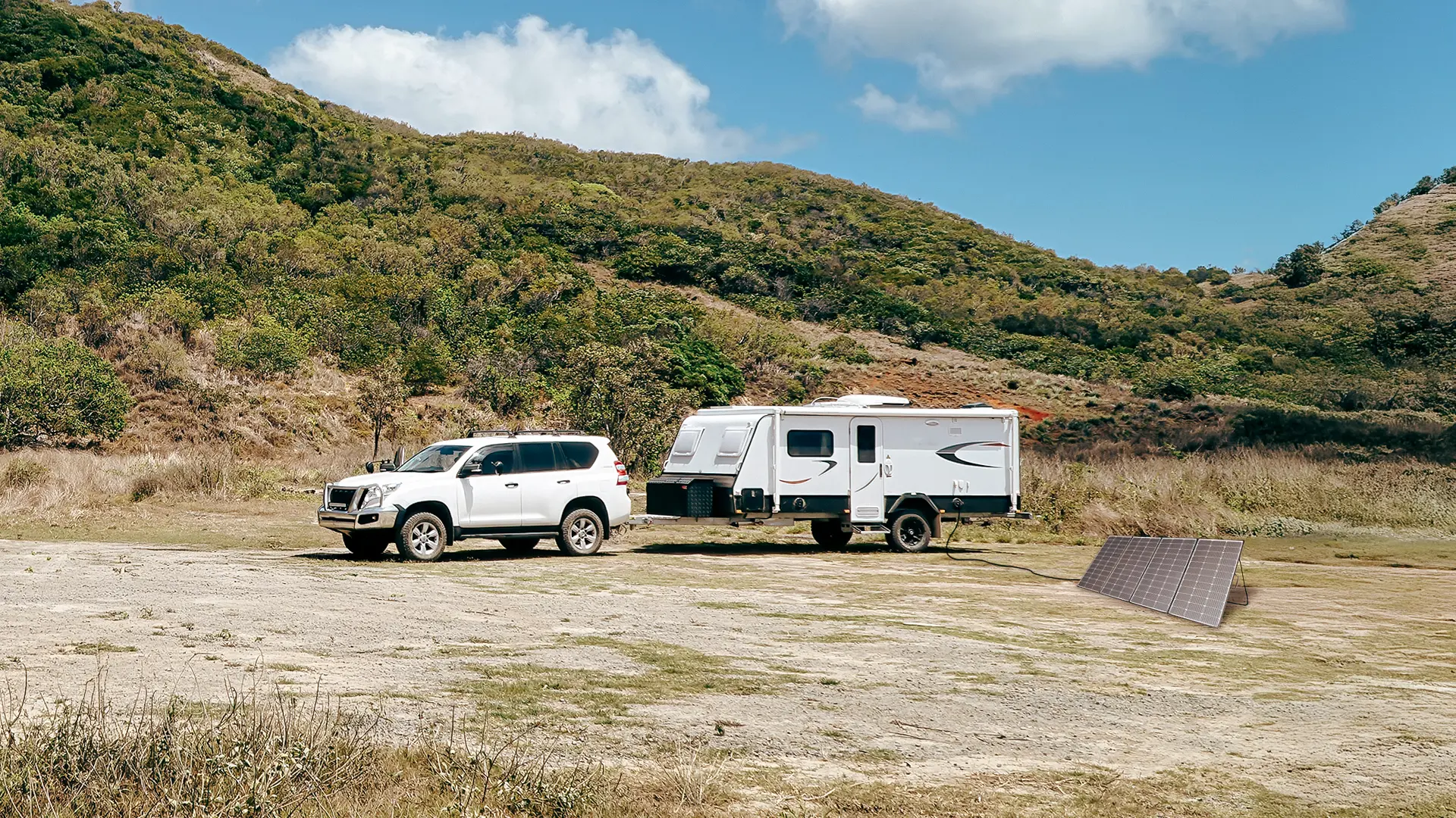 4WD and caravan with a solarcase connected